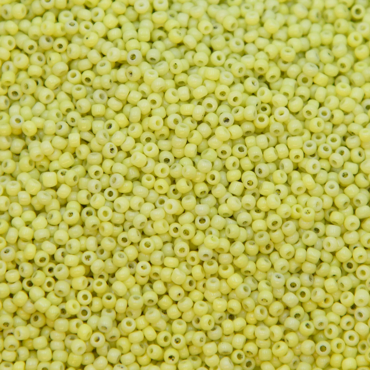 12SV122-7R: Vin Venetian Seed Bead Opaque Yellow #7 12/0-50GMs - Image 2