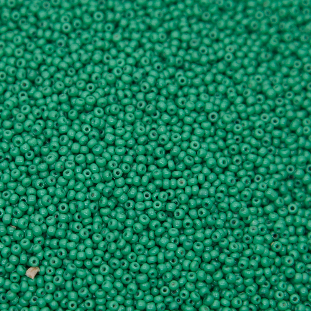 14SV184-3R: Vin Ven Seed Bead Opaque Grn #3 14/0 - 50GM - Image 2