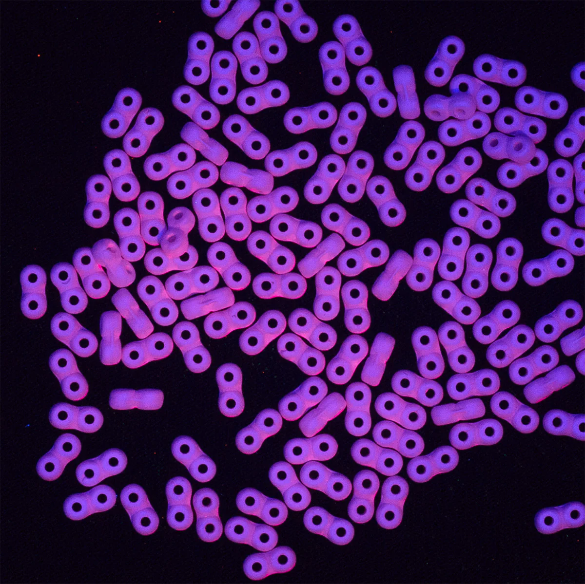 25TQ695-M: Czech Infinity Lilac Silk Matte Prl 2x5mm - 1200 Pieces - Image 2