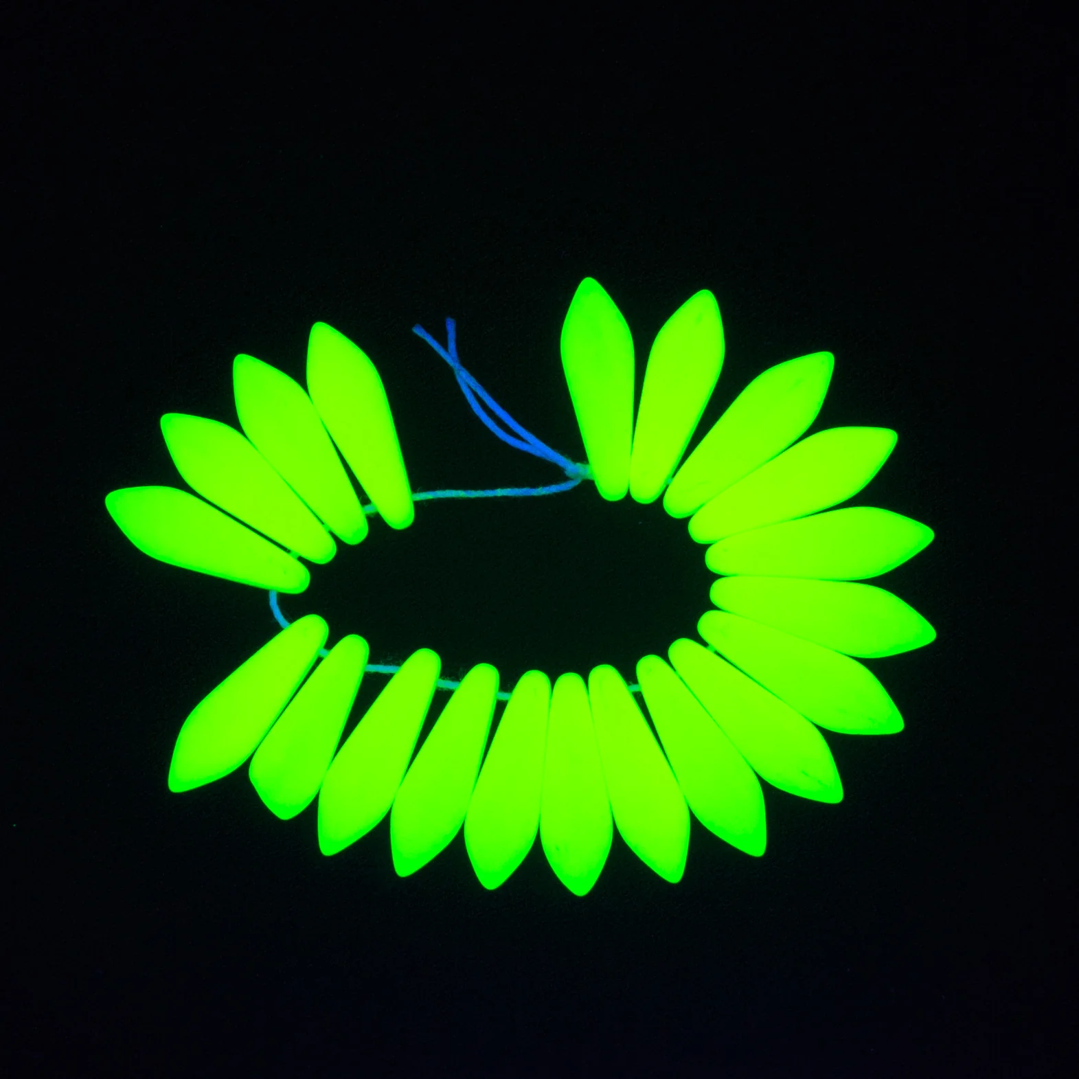 92DP622-NMR: CZ Spear Neon Yellow Matte 5x16mm-20PC - Image 2