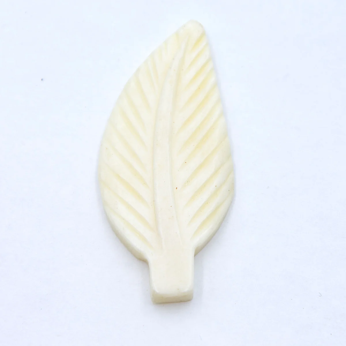 BN375-35: Bone Pendant Feather/leaf 25x54mm Average 4 Pieces - Image 2